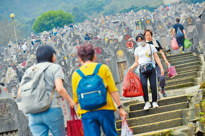 到钻石山坟场扫墓的市民亦不少，有市民指不用戴口罩，徒步上山较舒服。