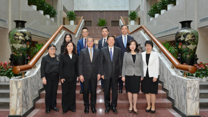 陳茂波（前排左三）今日到訪國家稅務總局，與局長王軍（前排右三）會面。政府新聞處