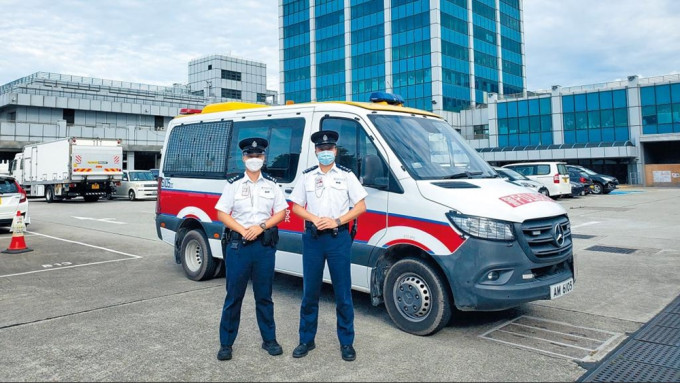 機場警區古樂霖總督察（行動）（右）及林國鵬高級督察（行動）表示，會一直「高度戒備」，確保機場旅客和市民安全。