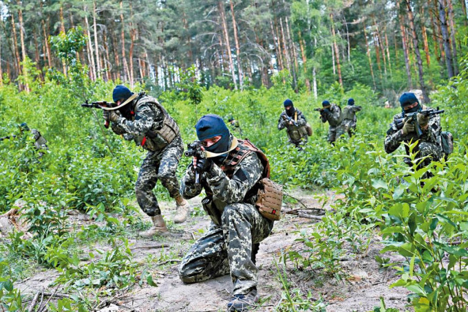 烏克蘭志願軍上周五在基輔附近演習。
