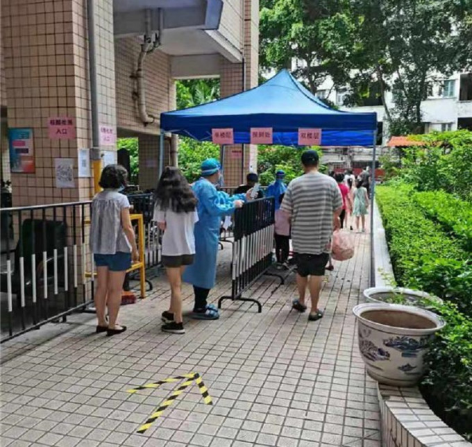广州居民接受检测。网上图片