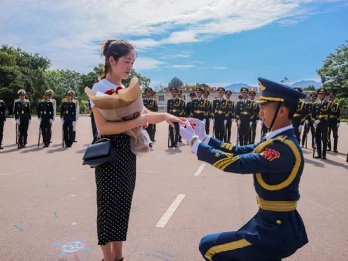 驻港解放军在队友协助下向妻子补办求婚。网上图片