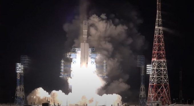 俄罗斯上月底发射的一枚火箭其中一节失控重返大气层。网上影片截图
