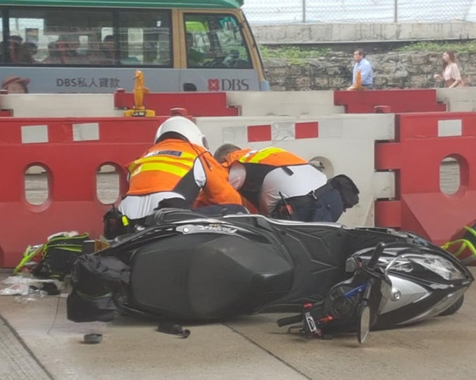 电单车司机倒地受伤。图:网民Andrew Ho‎香港突发事故报料区