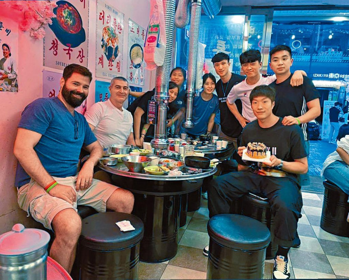 张家朗（右前）与教练和队友庆祝生日。