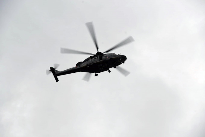政府飞行服务队出动直升机。