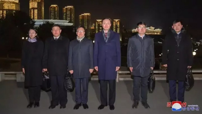 副外长孙卫东（左4）抵平壤访问 。