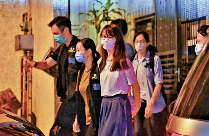 周庭涉嫌違反《香港國安法》，於3年前在寓所被警方拘捕。