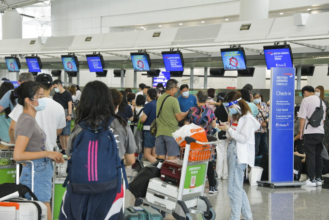 香港机场客量按年上升1.27倍至22.7万人次。资料图片