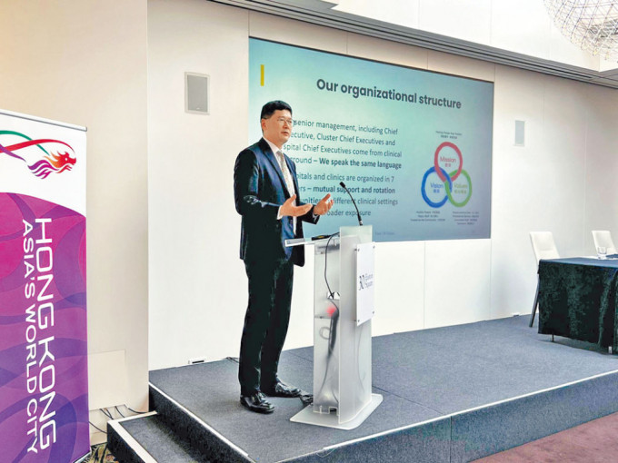 高拔升在伦敦的「香港日」活动上，向医科生介绍香港的公营医疗服务。