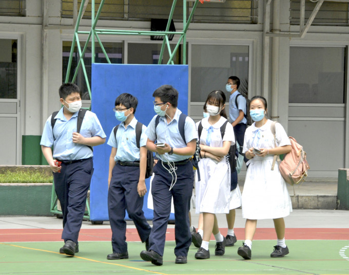 程介明建议，每日让不同学生分批回校上课。资料图片