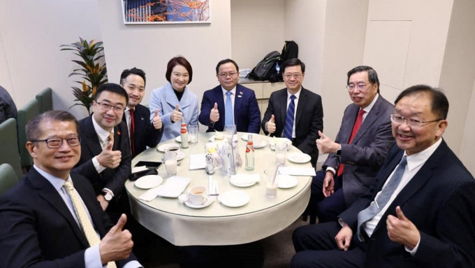 李家超為4名新立法會議員監誓後，齊齊到立法會餐廳食早餐。李家超fb