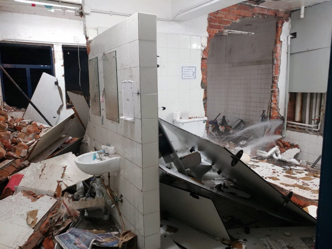 紅磡警署熱水爐爆炸,浴室一片頹垣。