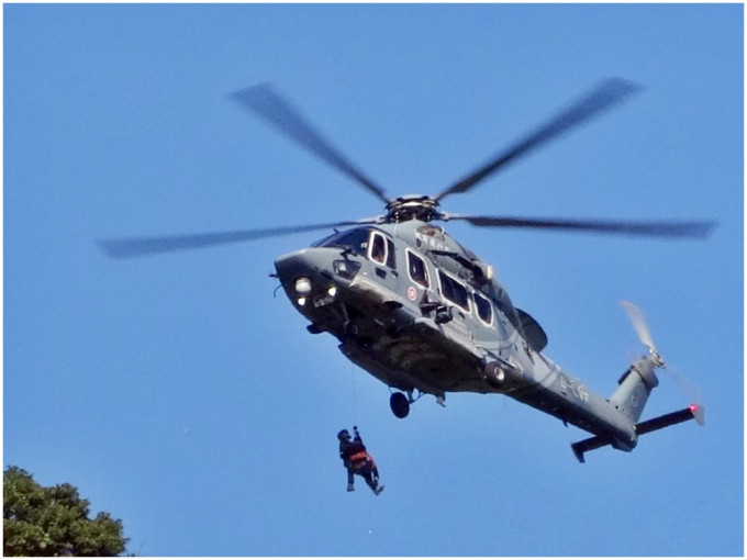 事主由直升機吊到直升機坪。