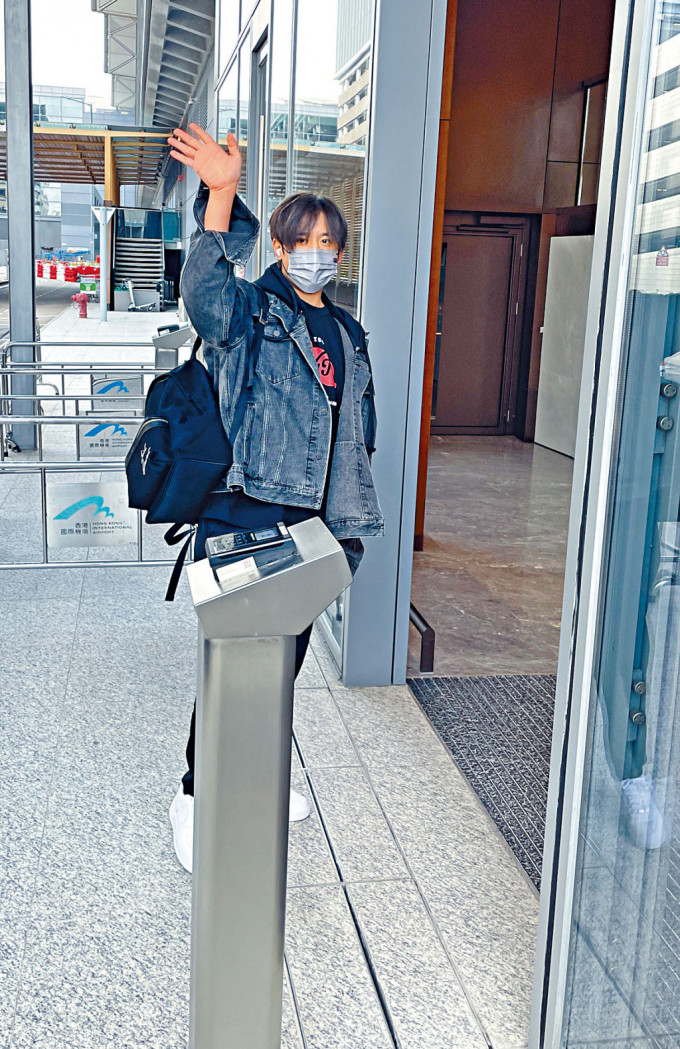 姜涛向粉丝挥手后便进入机场VIP通道。