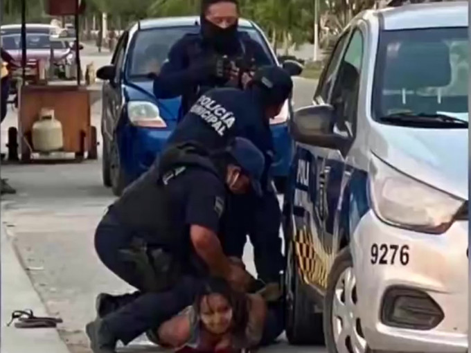 墨西哥女警雙膝跪壓薩爾瓦多女疑犯致死。（網圖）