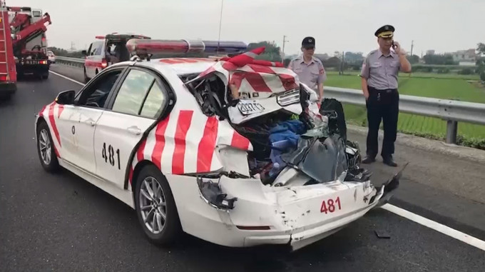 肇事大貨車從後將另一大貨車及警車猛撞。（網圖）