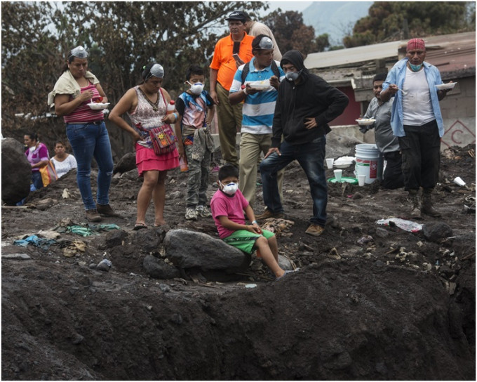 火山喷发后不少义工加入搜寻失踪人士。AP