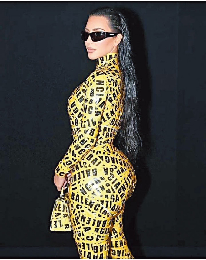 Kim前日現身巴黎時裝周時，以「膠紙look」示人。