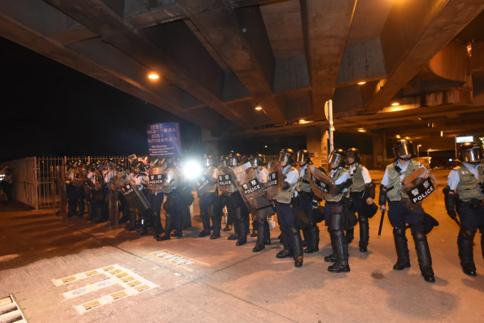屯門站外有警民對峙。