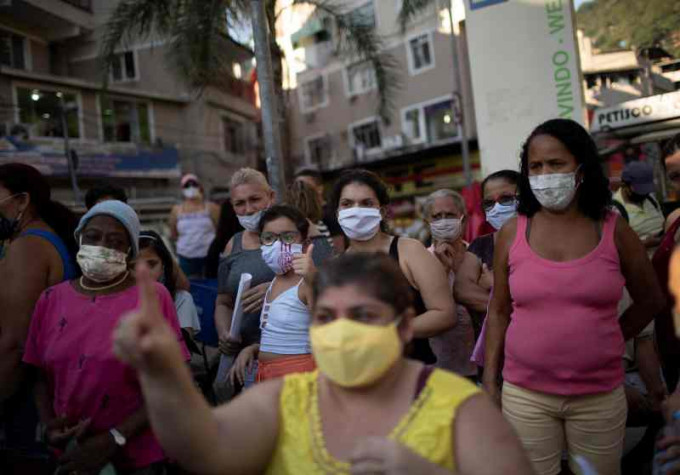巴西疫情嚴峻累計確診近240萬宗。AP