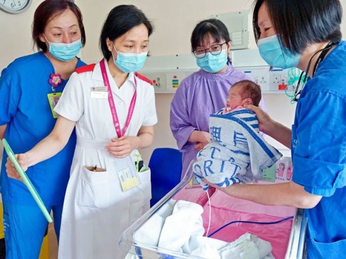 早产婴儿在萤幕前与家人「团聚」。伊院通 - Q E H 员工资讯台 facebook 相片