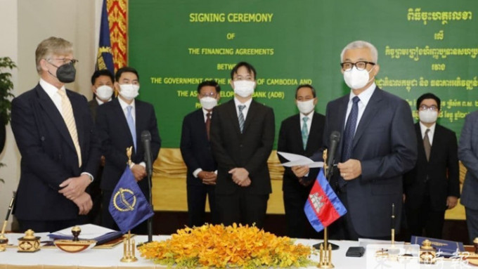 柬埔寨副总理兼财经部长翁本莫尼洛（右二）与亚开行驻柬代表安东尼基尔(左)签署贷款和赠款协议。（柬埔寨财经部相片）