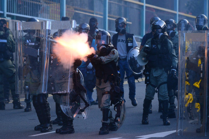 警方強調在行動中使用最低的武力制服示威者。