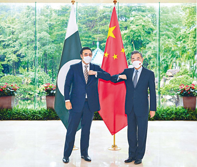 中国外长王毅与巴基斯坦外长举行会谈。