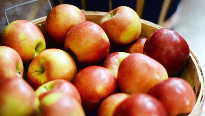 食安中心提醒市民留意腐烂的苹果。AP资料图片