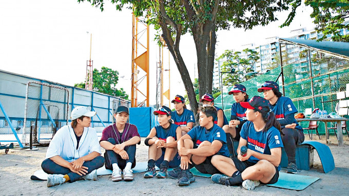 Alton和Tiger從香港女子壘球代表隊身上，感受到團隊精神。