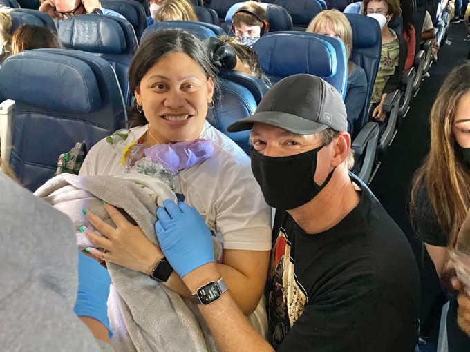 宝宝成功在机上出世。Hawaii Pacific Health FB