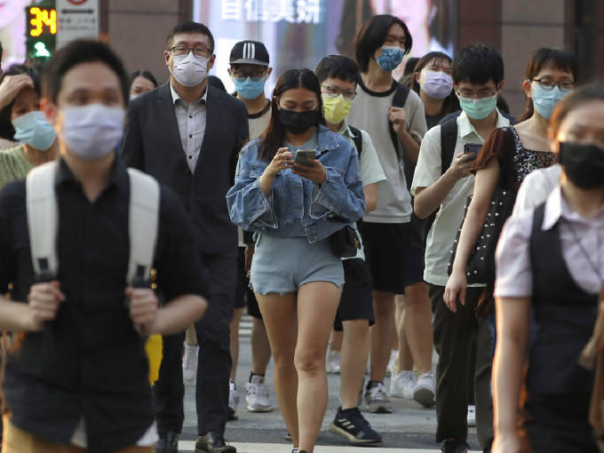 台灣衞生部門將於星期日公布是否放寬戶外戴口罩的規定。 （美聯社）