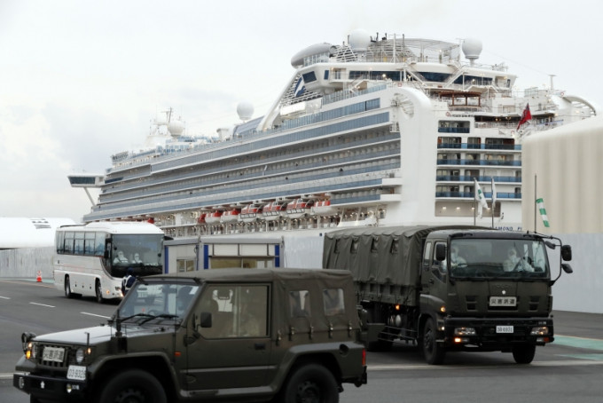 停靠在橫濱的郵輪鑽石公主號，今天最多會再有450名乘客獲准落船。AP