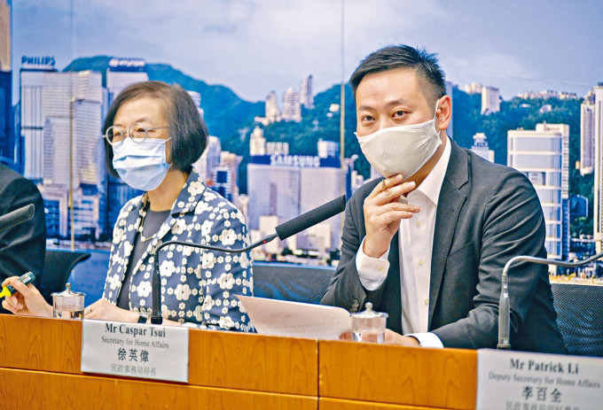 陳肇始與徐英偉公布新一輪防疫措施調整。　