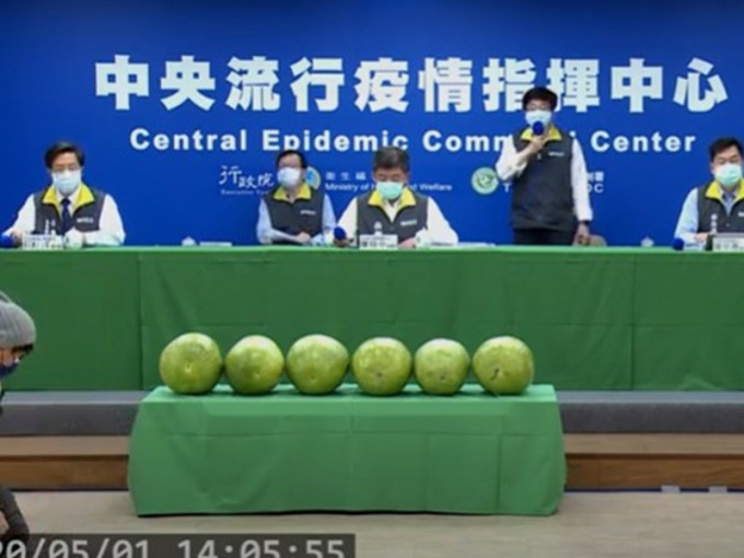 疫情记者会的桌上也摆出6个大西瓜。中时