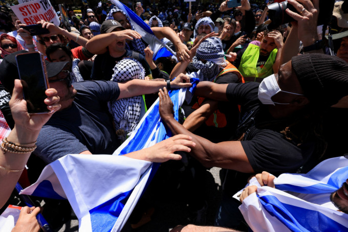 UCLA两批分别支持以色列和巴勒斯坦的示威者互相推撞。路透社