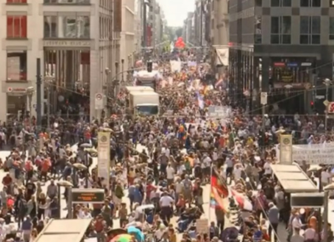 德國柏林有近4萬人參與示威。網圖