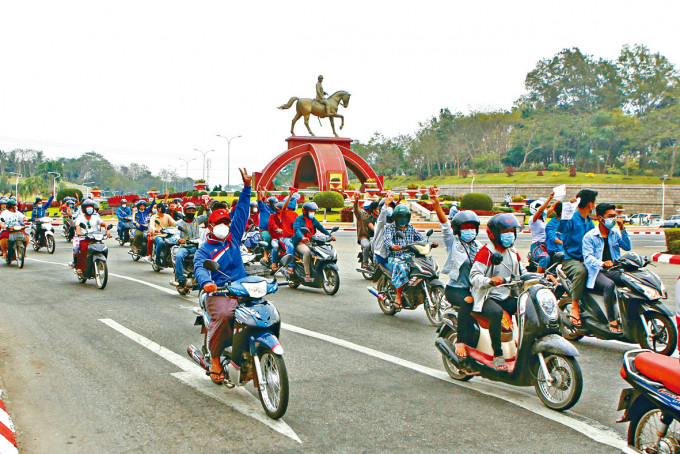 ■東南部城市毛淡棉的民眾騎電單車，豎起三隻手指象徵抗爭。