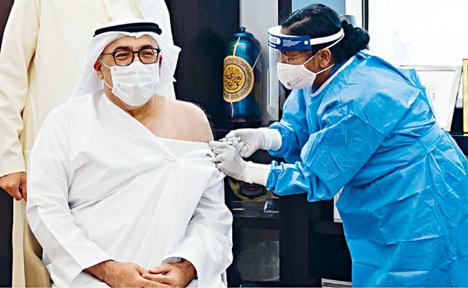 阿联酋衞生部的衞生部长注射中国的疫苗。　