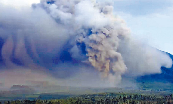塞梅鲁火山喷发大量火山灰。