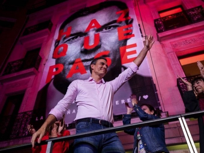 桑切斯在首都马德里接受支持者祝贺，宣布工人社会党赢出大选。AP