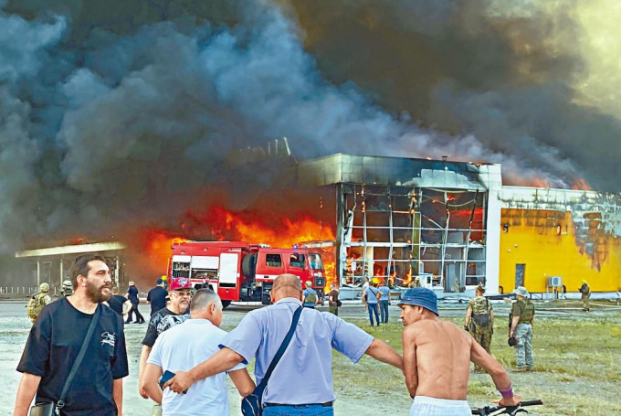 烏克蘭中部克列緬丘格市一個商場周一遭導彈襲擊起火，濃煙沖上半空。