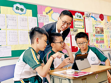 教育局局长杨润雄早前到一所学校参观，了解学生使用电子学习的情况。