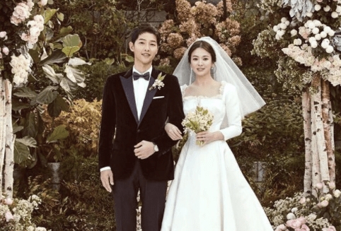 宋仲基与宋慧乔于2017年10月结婚。网图