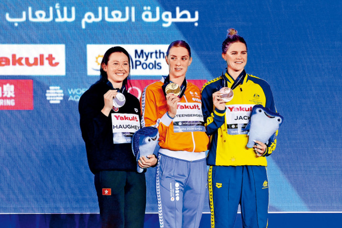 何诗蓓在女子100米自由泳取得银牌，这亦是她今届第3面奖牌。
