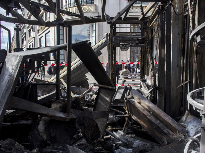 香榭丽舍大道著名餐厅Fouquet's遭打砸及纵火。AP
