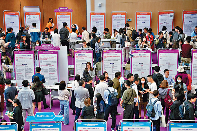 招聘會反應熱烈，共有20個香港企業參展，場內人頭湧湧。