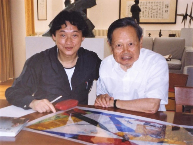 杨振宁曾到林文杰(左)办公室看他的画作，之后他在嘉宾留名册上留言。