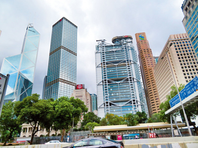 本港4大银行滙丰、恒生、中银香港及渣打香港，先后宣布维持优惠利率及储蓄存款利率不变。